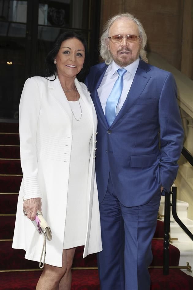 Barry Gibb y su esposa Linda.