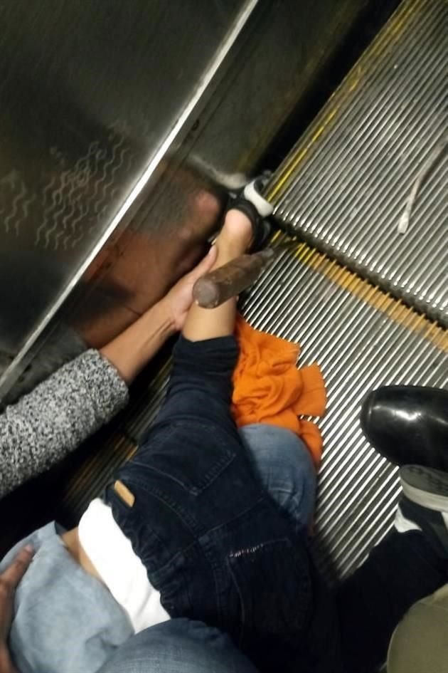 Las escaleras elctricas del Metro Chabacano son peligrosas: la semana pasada, un gatito qued atorado; hoy, un nio fue llevado al hospital luego que su pie tambin se atorara.