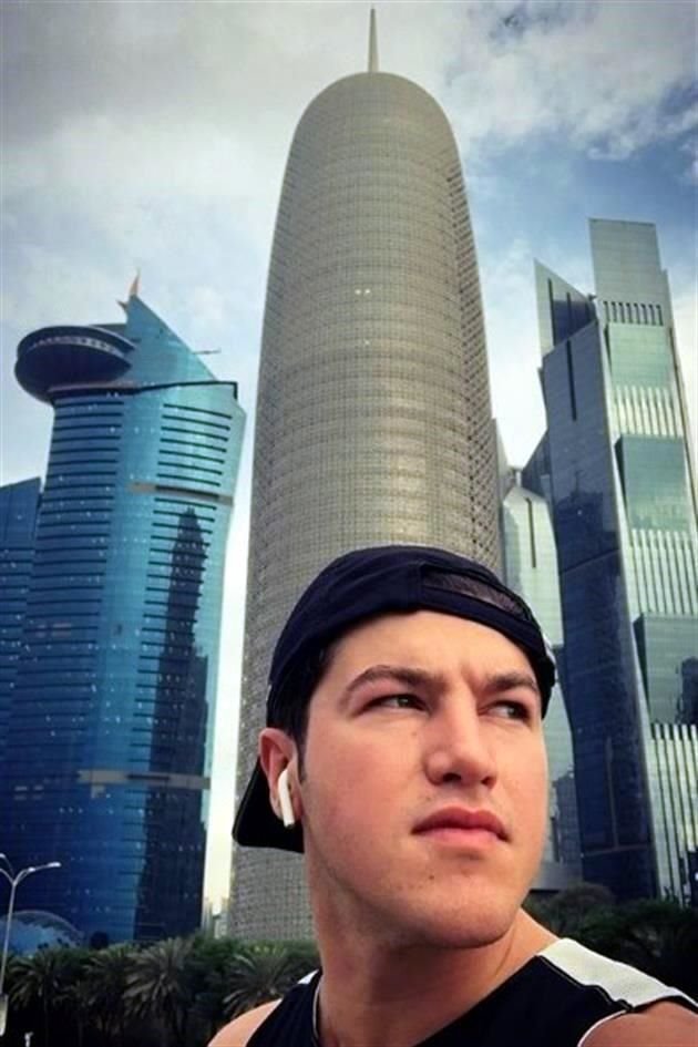 El senador se fotografi con la torre de Doha a sus espaldas.