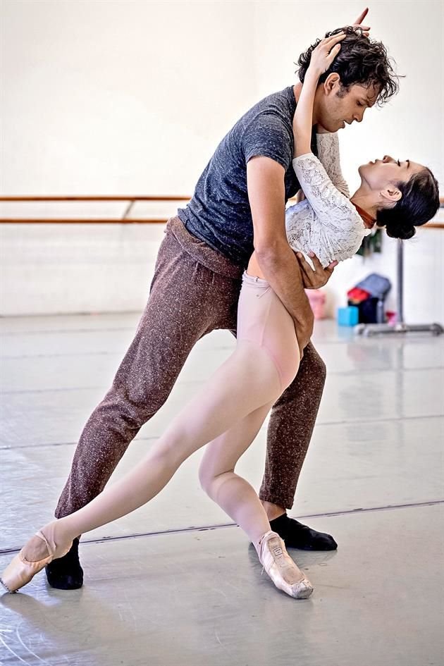 Jonhal Fernández y Junna Ige, primeros bailarines del Ballet de Monterrey, ensayan 'Inefable'.