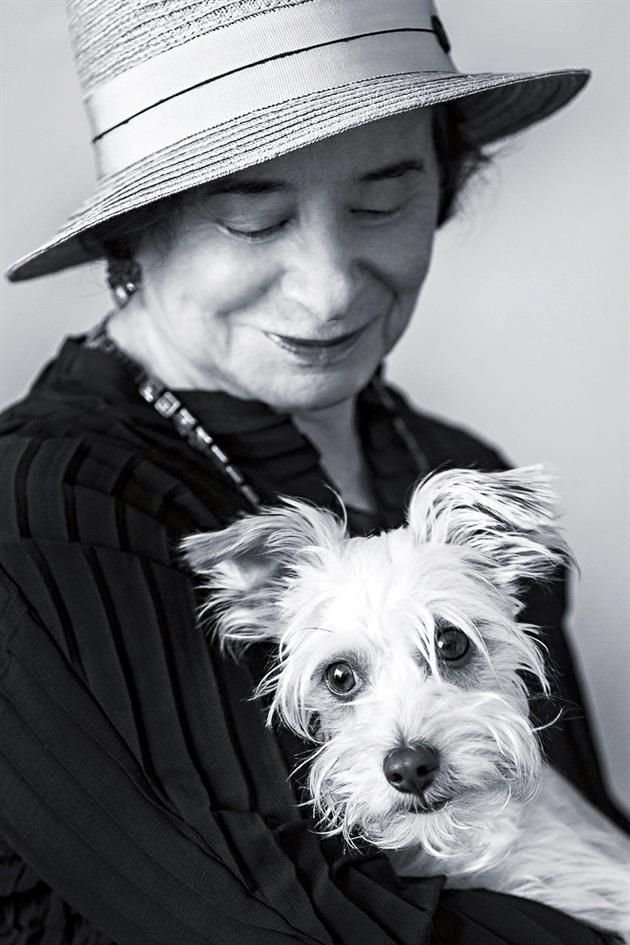 Gloria Gervitz y su perro 'Hugo'. Su poema 'Migraciones' ya suma 42 años de escritura; ha sido publicado por partes, como por entregas.