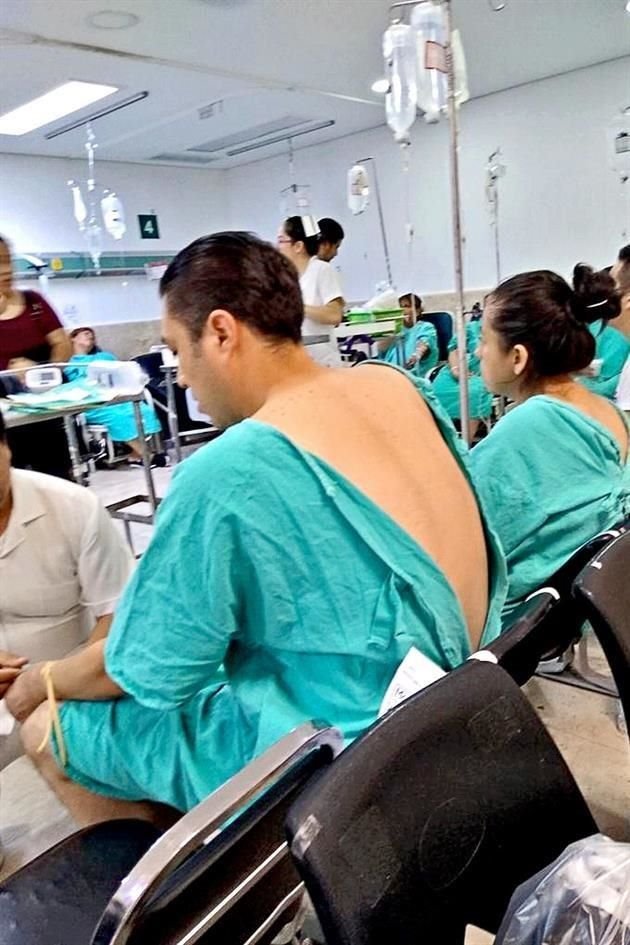 Pacientes sentados en vez de estar en camillas en el área de Urgencias del Hospital del IMSS, frente al Parque de los Venados, en la CDMX.