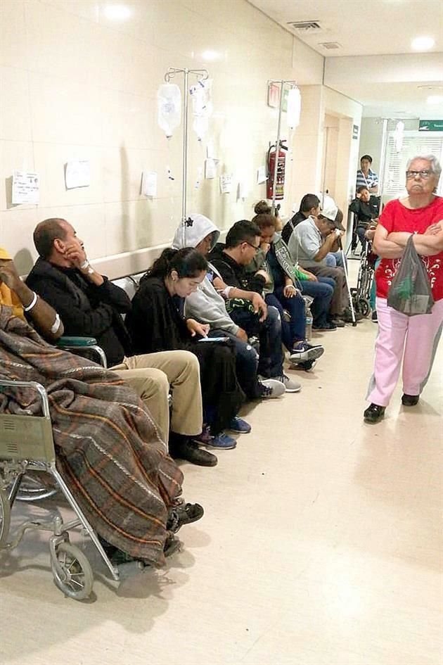 La Clínica 67, en Apodaca, se encuentra rebasada al punto en que pacientes ya canalizados deben esperar en los pasillos.