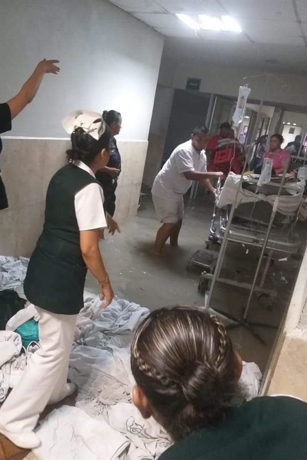 Medios locales reportaron que el Hospital General de la Zona 15 del IMSS se inundó.