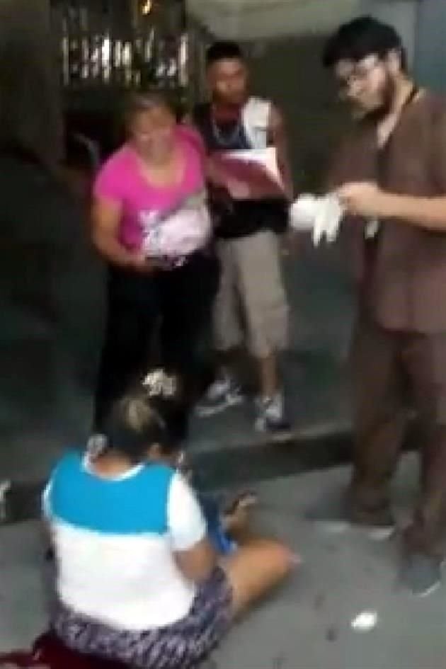 En un video que se viralizó en redes se observa a una mujer sentada en el suelo sobre un charco de sangre tras dar a luz afuera del Hospital Materno Infantil.
