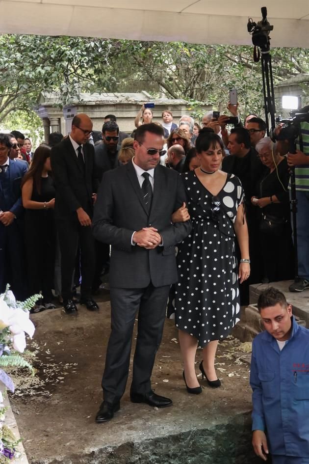 Jose Joel Sosa, Marysol Sosa, hijos del famoso, dijeron unas palabras al momento en que los restos de su padre eran depositados en la tumba.