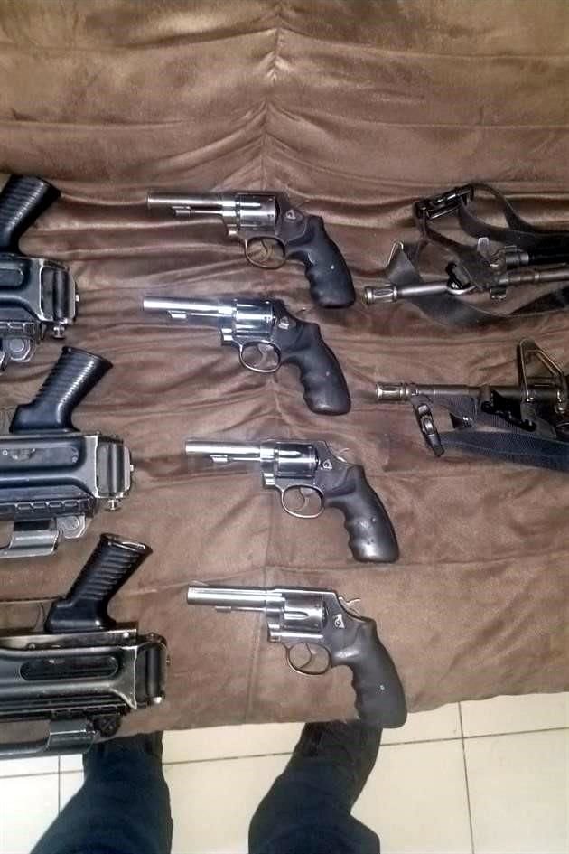 Cinco armas largas y cuatro pistolas fueron robadas con violencia por cuatro hombres en un módulo de la Policía Municipal de Naucalpan.