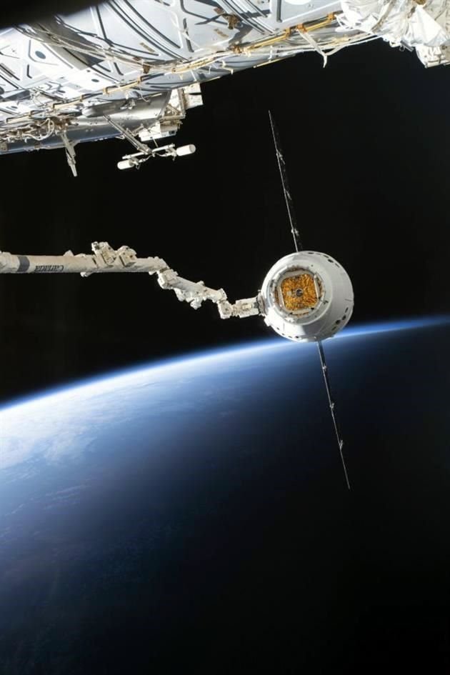 La cápsula Dragon a su arribo a la Estación Espacial Internacional.