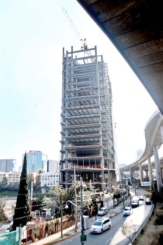 Fallo de Tribunal permitió que Asjufi retome trabajos para construir un edificio de 17 pisos sobre la Presa Anzaldo, en Periférico Sur 3042.