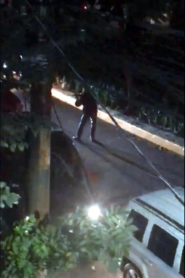 Una mujer logró captar en video el momento en que el asaltante escapaba.