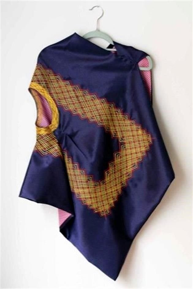El modelo Felina, por ejemplo, es una blusa de razo satín con doblez cosido a partir del huipil tradicional zapoteco.