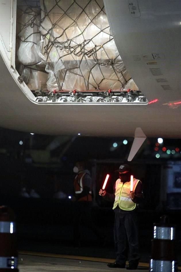 En el vuelo número 15 del puente aéreo Shanghái-México arribaron esta noche 2 millones 258 mil cubrebocas quirúrgicos para personal médico.