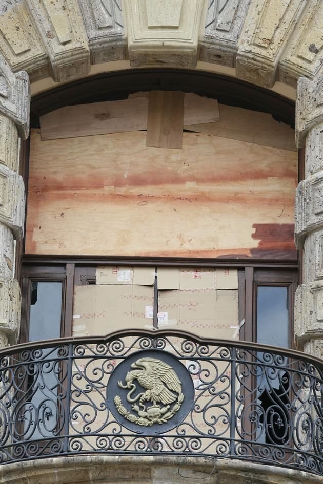 Los ventanales quebrados fueron cubiertos temporalmente con cartones o madera.