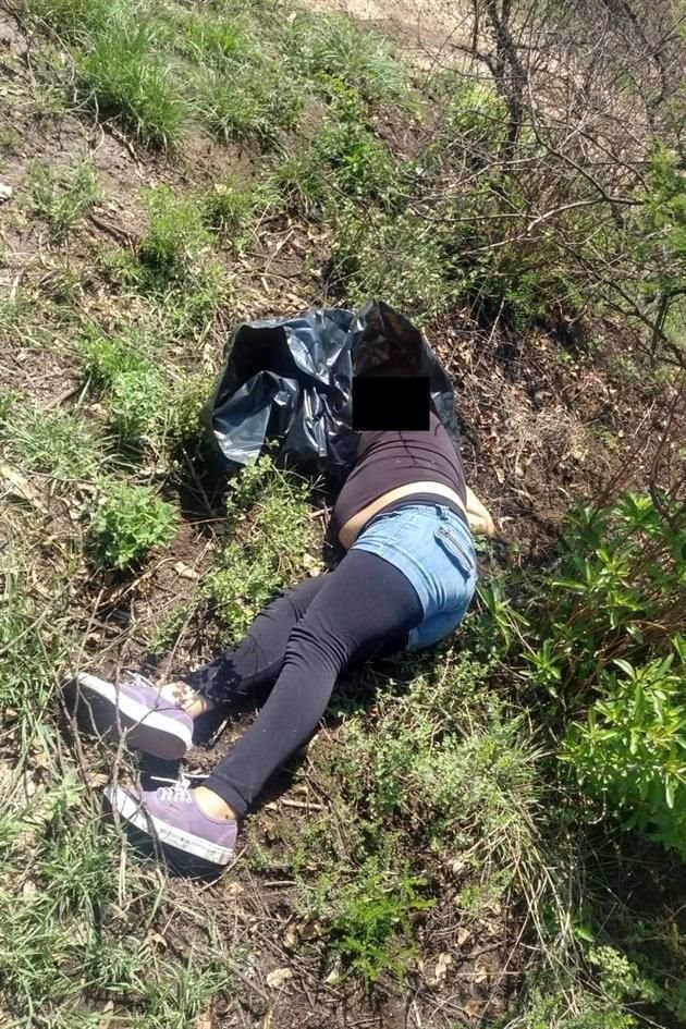 El cuerpo de una mujer con signos de violencia, la cabeza cubierta con una bolsa de plástico y un impacto de bala en el hombro izquierdo fue localizado en un paraje en Ixtapaluca.
