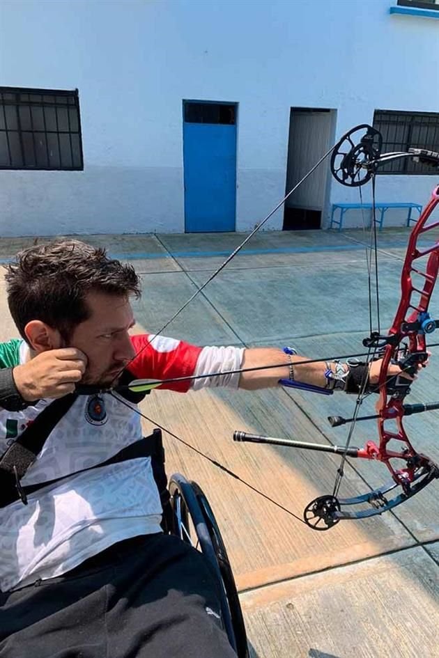 Jaime Solís, arquero paralímpico de la UNAM, obtuvo la presea de plata en el certamen internacional Online Archery Cup of the Americas.
