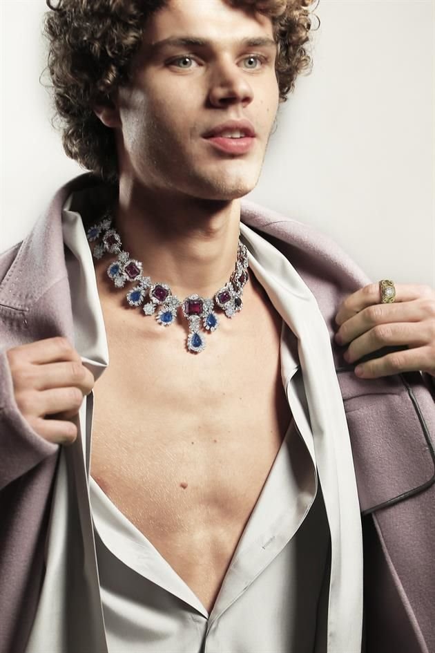 La firma Dolce & Gabbana rompe los estereotipos, pues también propone bellas joyas para el público masculino.