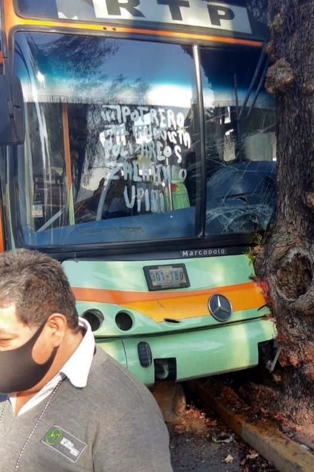 Una unidad de la RTP chocó contra un árbol entre Periférico y Acueducto de Guadalupe, en Gustavo. A. Madero; ocho personas resultaron lesionadas.