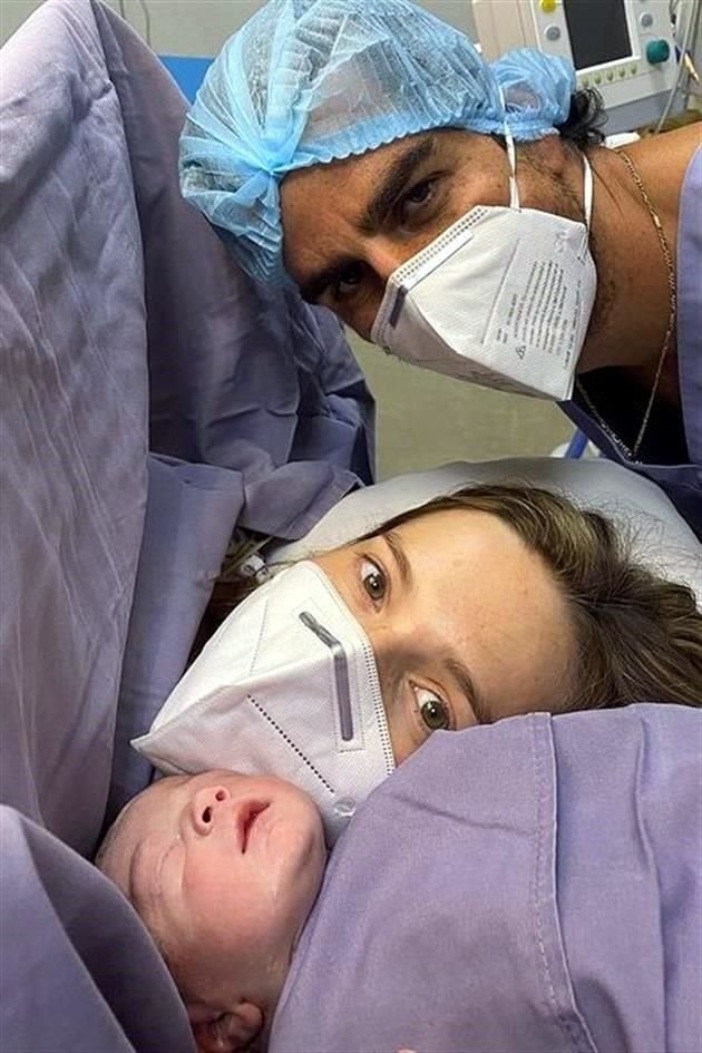 Alex Valladares y Miriam Huber muestran al pequeño, Luca, instantes después de su nacimiento.