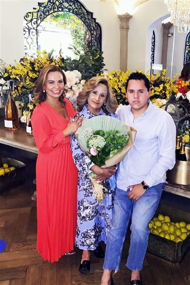 Marimar y Fernando Cosío con su mamá, Sonia de Cosío