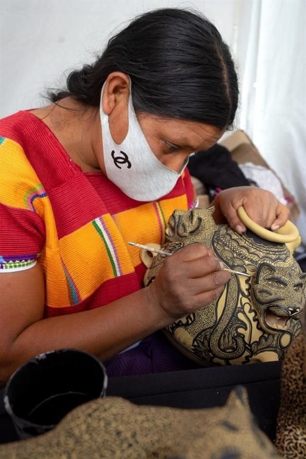 Paulina Jiménez, alfarera en barro originaria de Amatenango del Valle, Chiapas.
