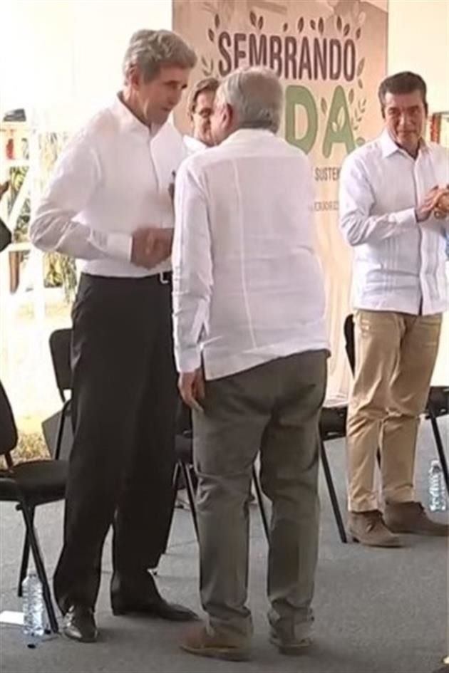 John Kerry y López Obrador en Palenque.