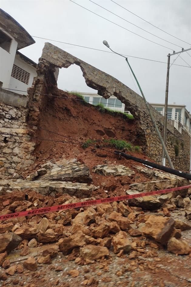 Un derrumbe se registró en la Avenida López Mateos Antes de llegar al hotel Flamingos en el fraccionamiento las playas