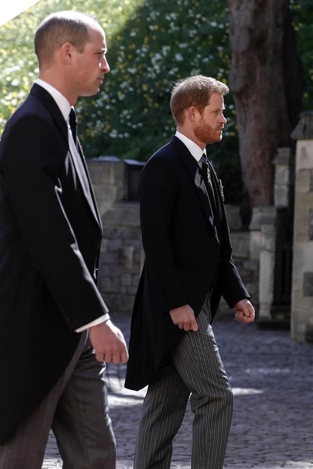 Los Príncipes Guillermo y Enrique caminaron detrás del ataúd de su abuelo, el Príncipe Felipe, durante la procesión. Sin embargo, iban separados por su primo, el hijo de la Princesa Ana.