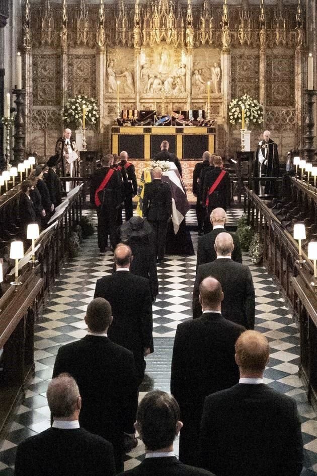 El Príncipe Enrique y Meghan Makle enviaron una corona de flores para el funeral del Príncipe Felipe en la que iba una nota escrita a mano por la ex protagonista de 'Suits'.