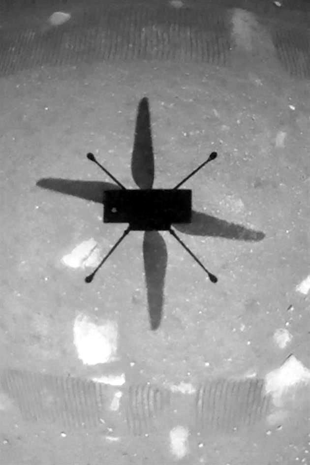 Ingenuity se convirtió el lunes en la primera nave controlada en sobrevolar Marte. En la imagen, capta su sombra en suelo marciano.
