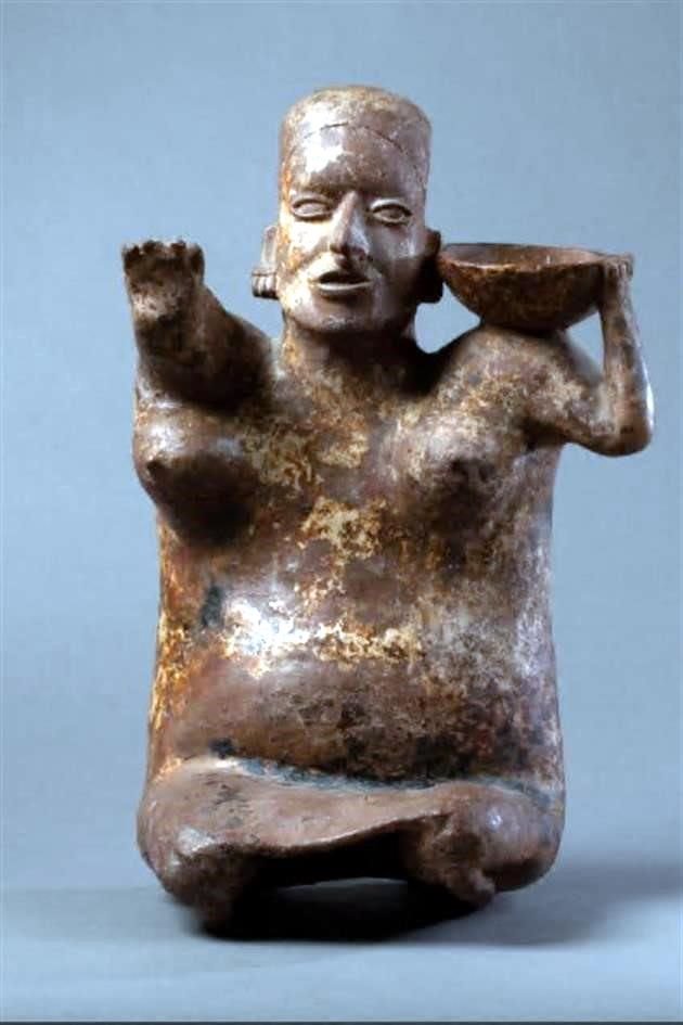 La  escultura de un personaje con el pecho desnudo con la mano levantada, posiblemente en actitud de bendecir la tierra, proveniente de Jalisco, fue vendida en 500 euros, unos 11 mil 500 pesos.