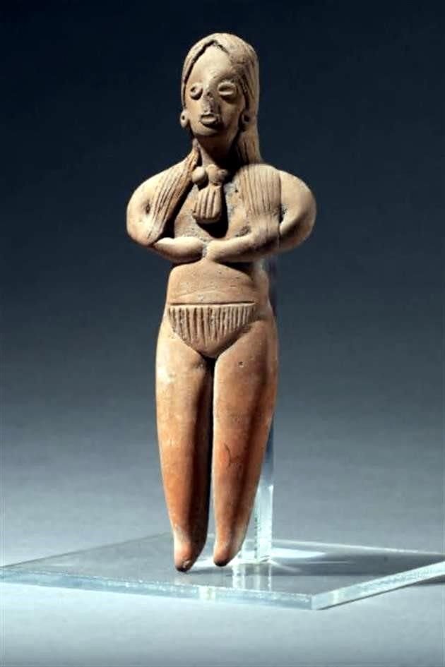 Una escultura femenina con adornos en el torso y dos largas trenzas que caen sobre los antebrazos proveniente de Colima, se vendió en 200 euros, unos 4 mil 600 pesos.