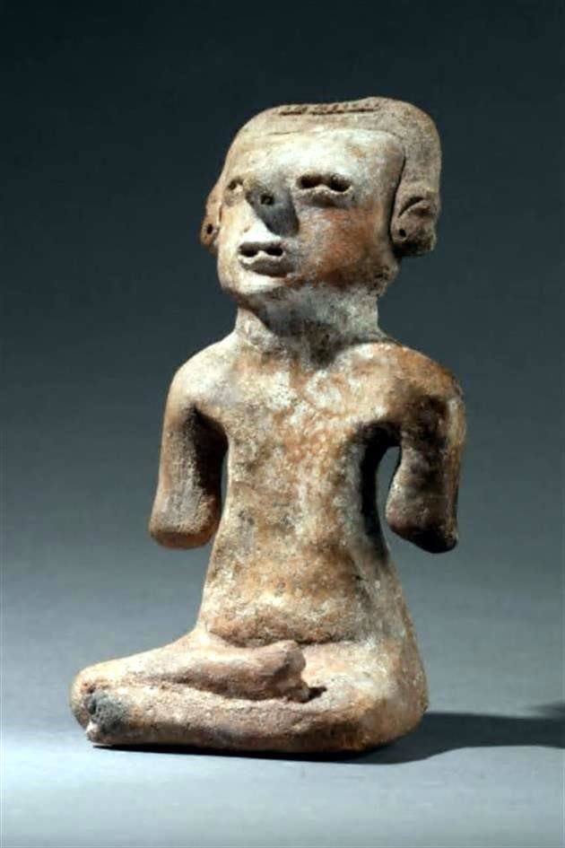 De la región costera de Michoacán, la figurilla de un personaje sentado con las piernas cruzadas y expresión juvenil se vendió también en 250 euros (5 mil 700 pesos).