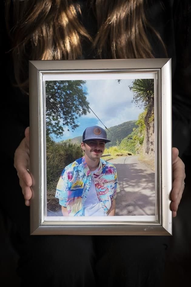 Elizabeth Dillender sostiene una foto de su hijo, Kade Webb, en su casa en Montgomery Texas. En diciembre, Webb compró opioides falsos a través de Snapchat y murió envenenado.
