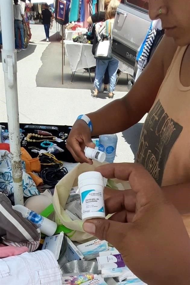 Medicamentos controlados como antibióticos, fármacos para el corazón, tratamientos para el asma, entre muchos otros, son vendidos en mercados rodantes del área metropolitana de Monterrey.