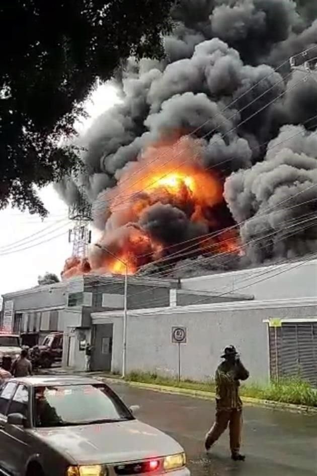 Un incendio en una fábrica de calzado generó una gran columna de humo a la altura del Álamo Industrial, en Tlaquepaque.