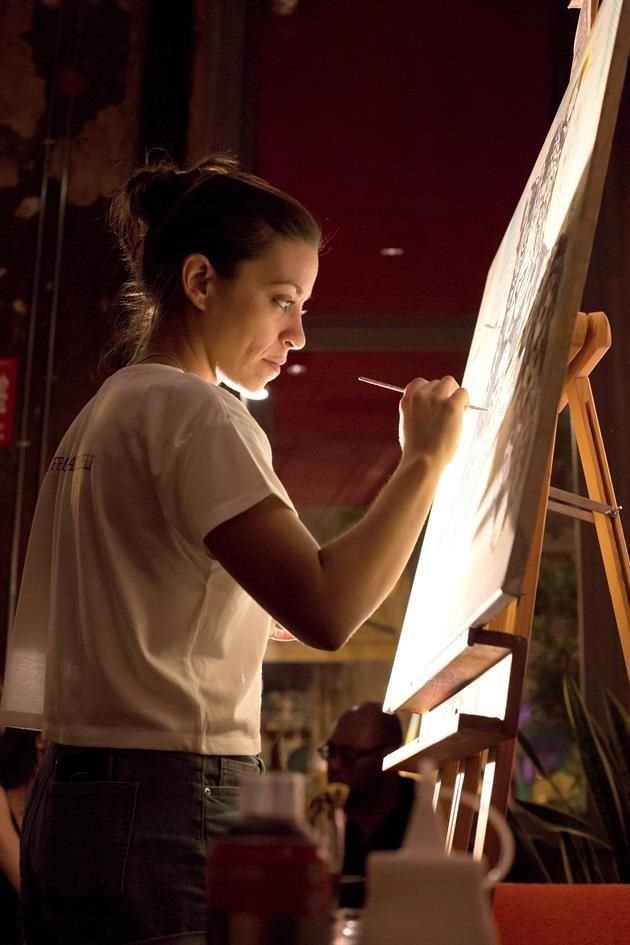 La vida llevó a Adriana Riolo hacia el mundo de las artes, específicamente la pintura, la cual se ha convertido en su profesión a lo largo de los últimos años.