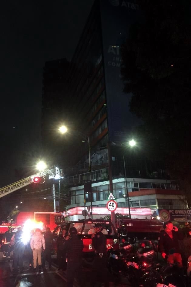 Elementos del escuadrón de bomberos trabajaron para sofocar el incendio en el emblemático edificio ubicado en Avenida Insurgentes.