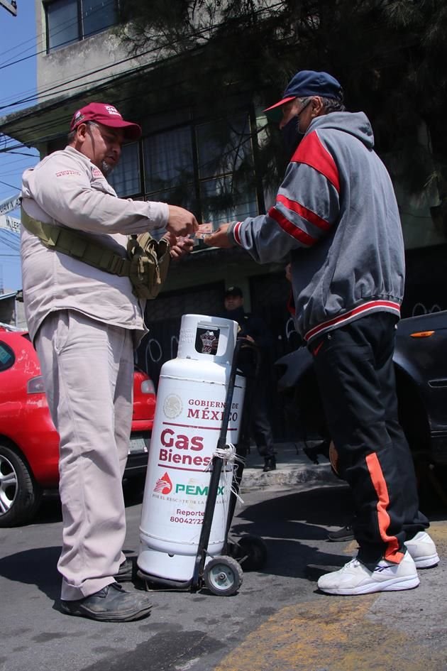 Para evitar riesgos, repartidores de Gas Bienestar no entra a callejones, por lo que los usuarios deben acudir con diablos a comprar el cilindro.