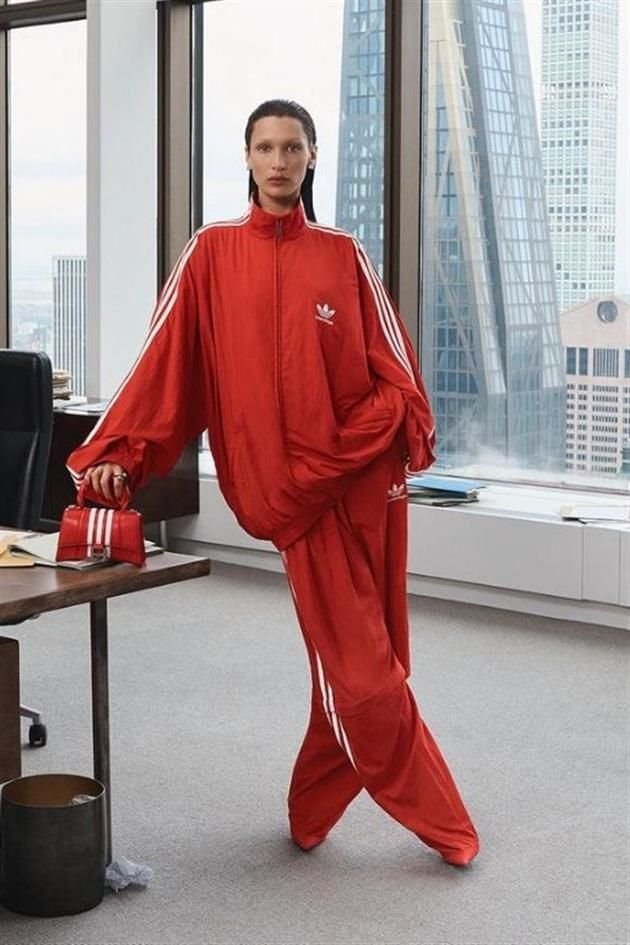 Bella Hadid luce unos 'pantshoes' rojos, un diseño característico de la firma de lujo.