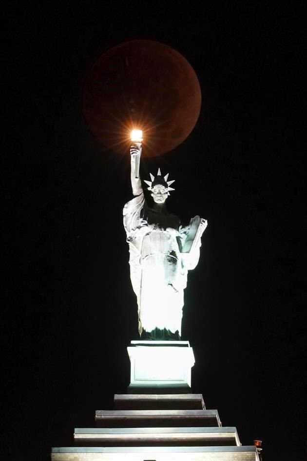 La Estatua de la Libertad, en Nueva York, EU, lució así durante el eclipse total de Luna.