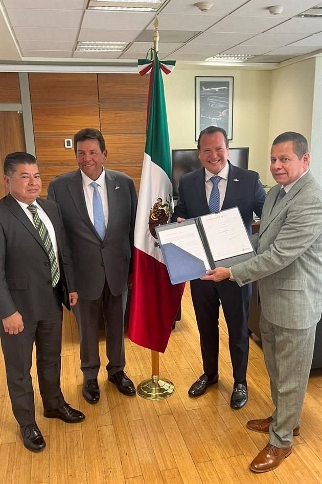 El director general de la AFAC, Miguel Enrique Vallín Osuna (derecha), entregó la concesión.