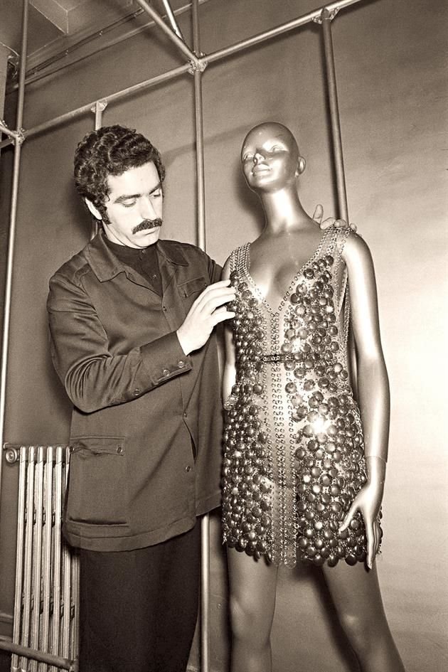 El diseñador afina los detalles de su colección presentada en París en 1970.