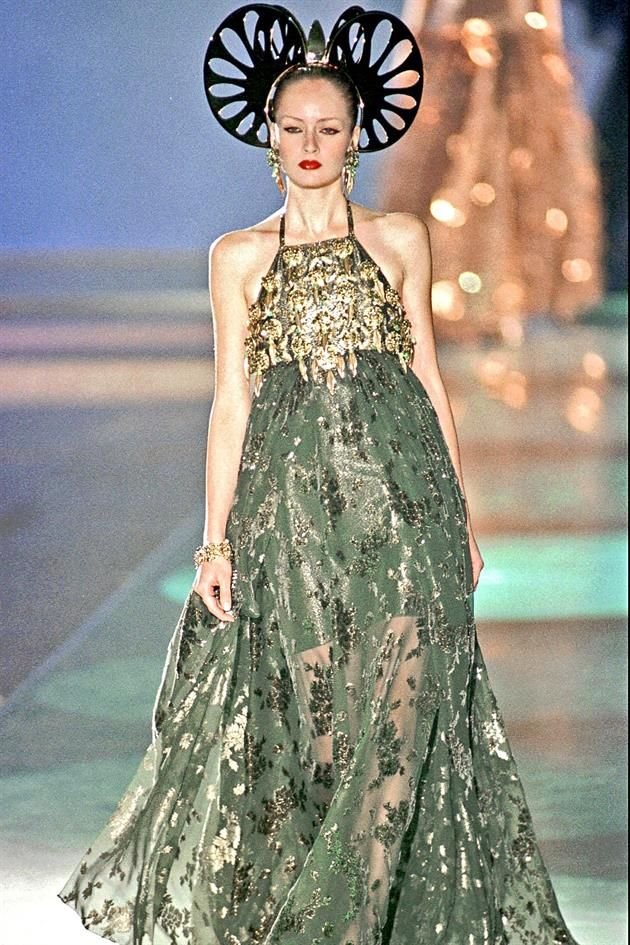 Vestido largo con detalles en oro. Colección Otoño-Invierno 1998.