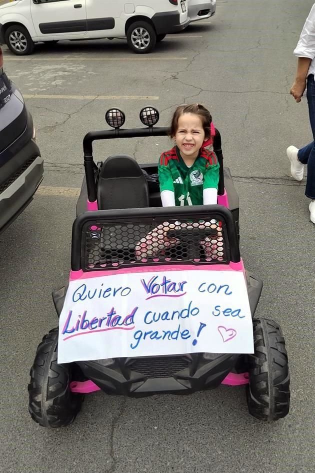 Niños acompañaron a sus padres para exigir un mejor futuro y poder votar.