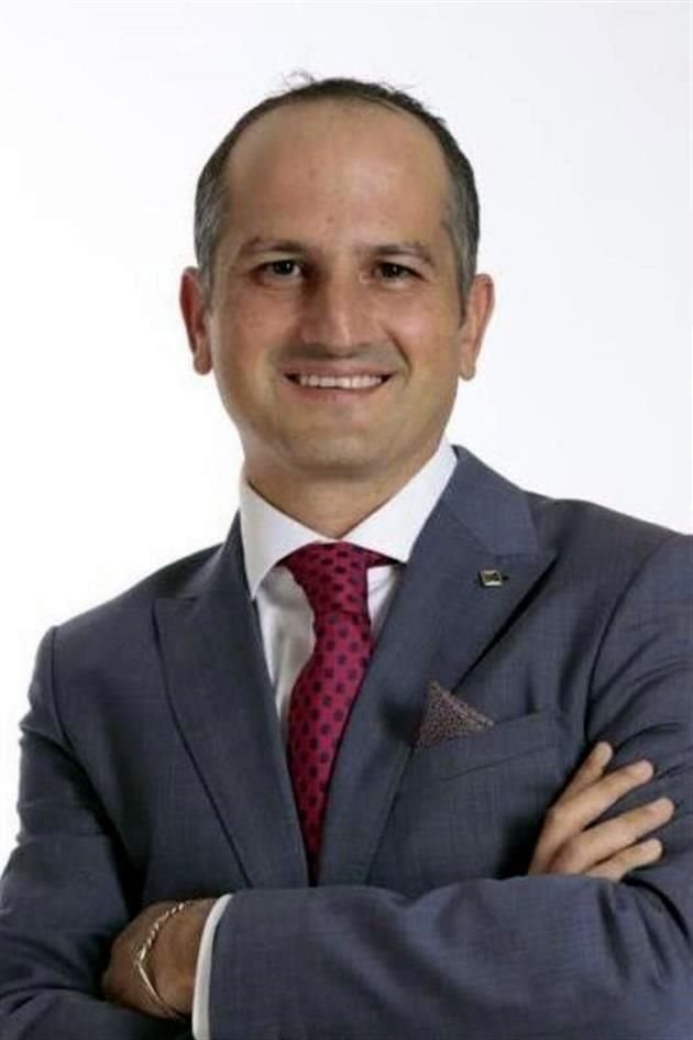 Emilio Penhos Mougrabi cuenta con una licenciatura en contaduría pública, así como estudios de habilidades directivas y alta dirección de empresas.