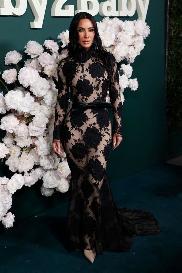 La socialité Kim Kardashian apostó por un vestido Balenciaga con cuello alto, para lucir elegante y sexy en su paso por la alfombra verde.