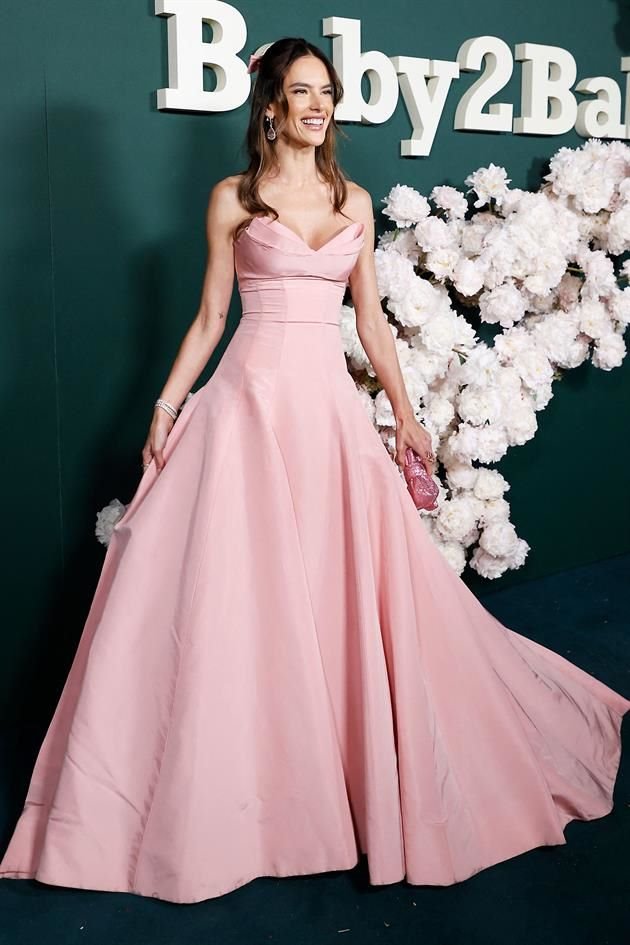 Con un imponente vestido rosa pastel, la modelo Alessandra Ambrosio robó miradas en el evento de beneficencia.