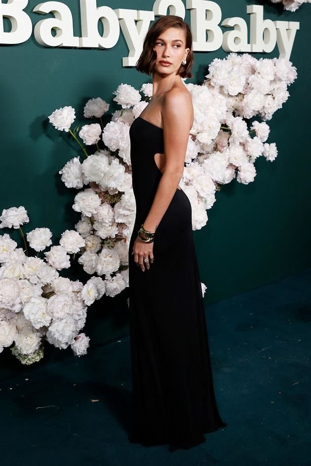 La modelo Hailey Bieber presumió un vestido straplees de la firma Saint Laurent.