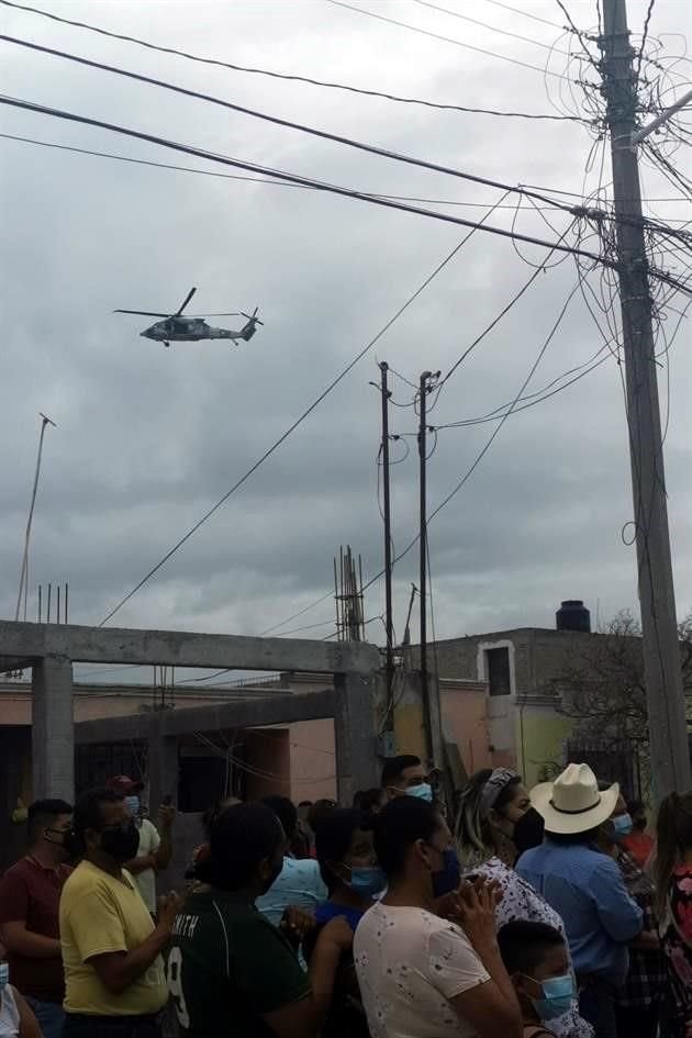 Un helicóptero de la GN sobrevoló a baja altura, lo que causó sorpresa y temor entre los asistentes.