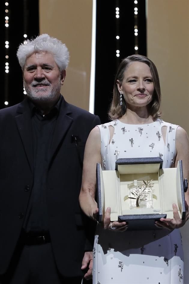 Pedro Almodóvar presentó la Palma de Oro honoraria que le fue entregada a la actriz Jodi Foster.